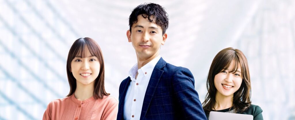 笑顔で並ぶ男性1人と女性２人