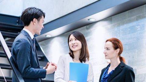 コミュニケーションをとる3人